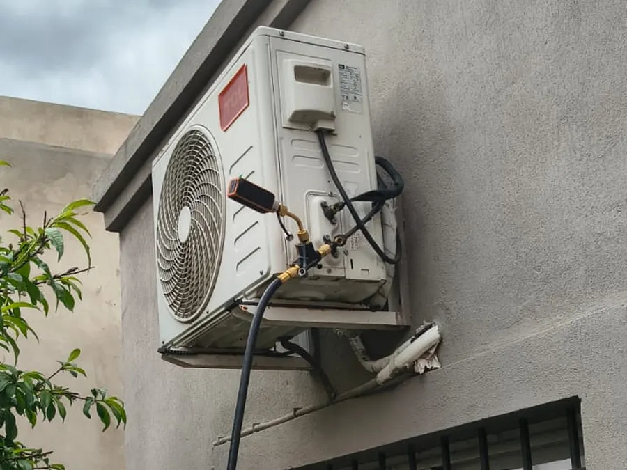 Vacío profundo en equipo split TCL con manómetros conectados