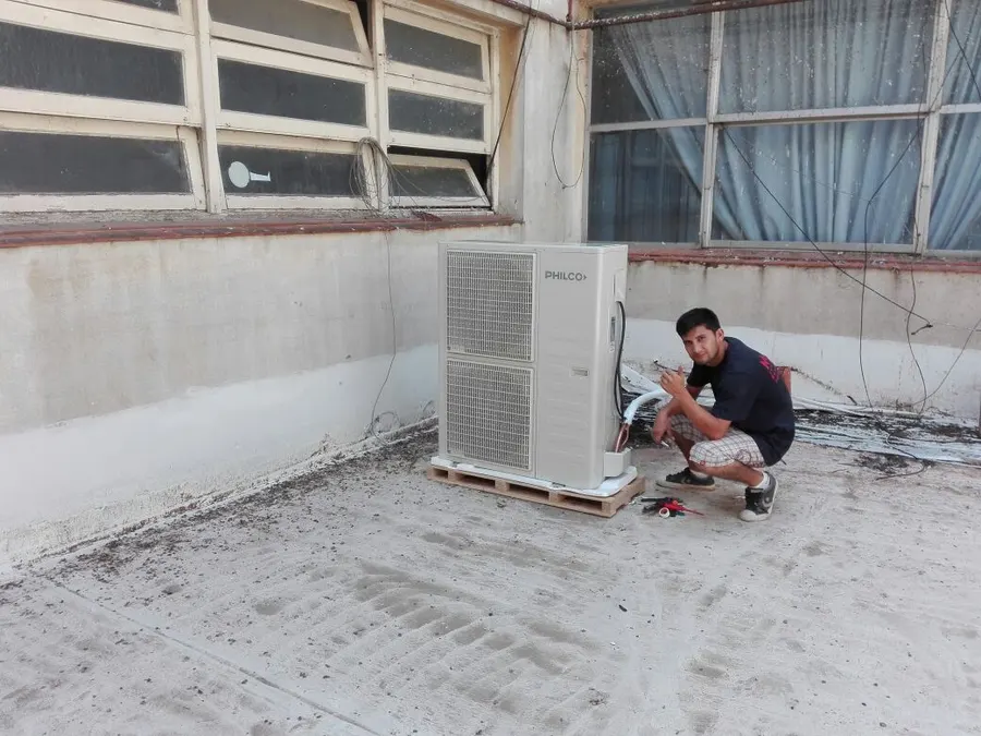 Instalación de unidad exterior Philco de gran capacidad en una terraza