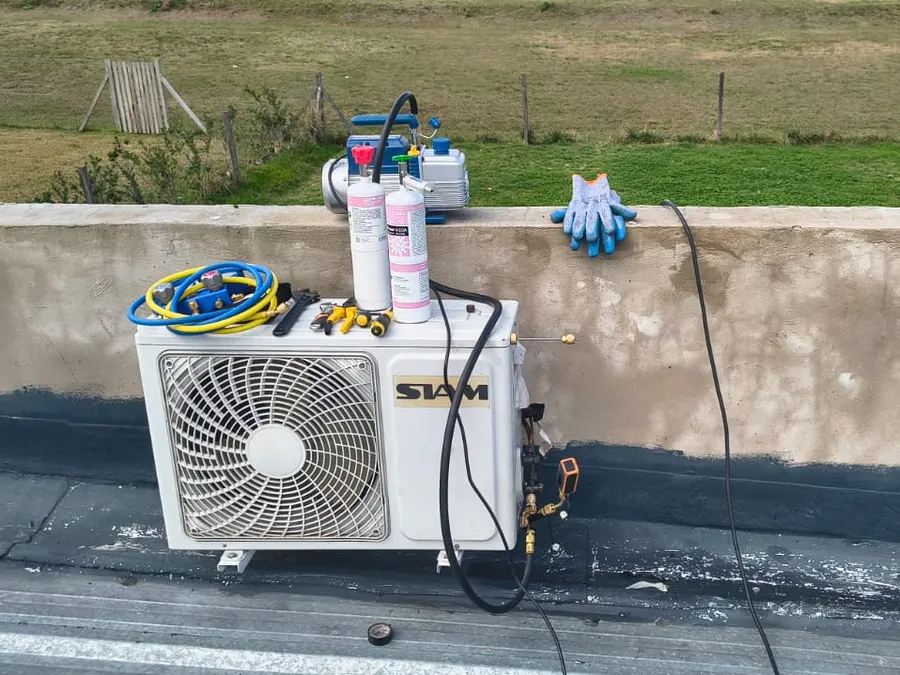 Reinstalación de aire acondicionado Siam luego de soldar fugas de gas refrigerante