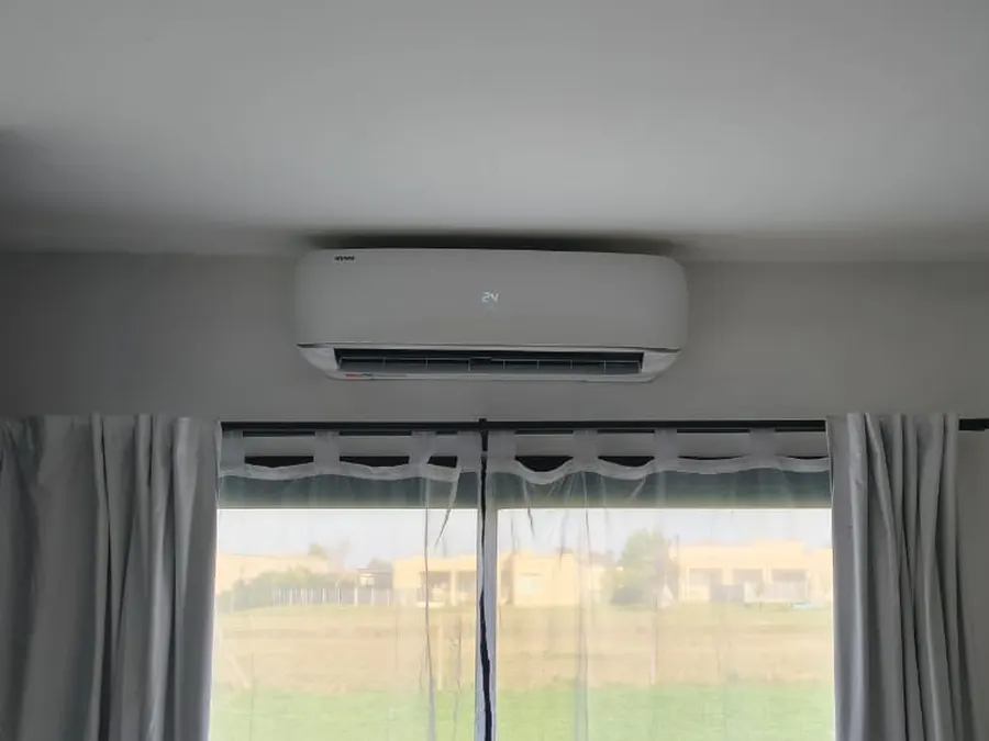 Split instalado funcionando a 24 grados en un dormitorio